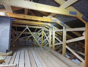 Zateplení stropu dřevostavby rodinného domu pomocí foukané izolace